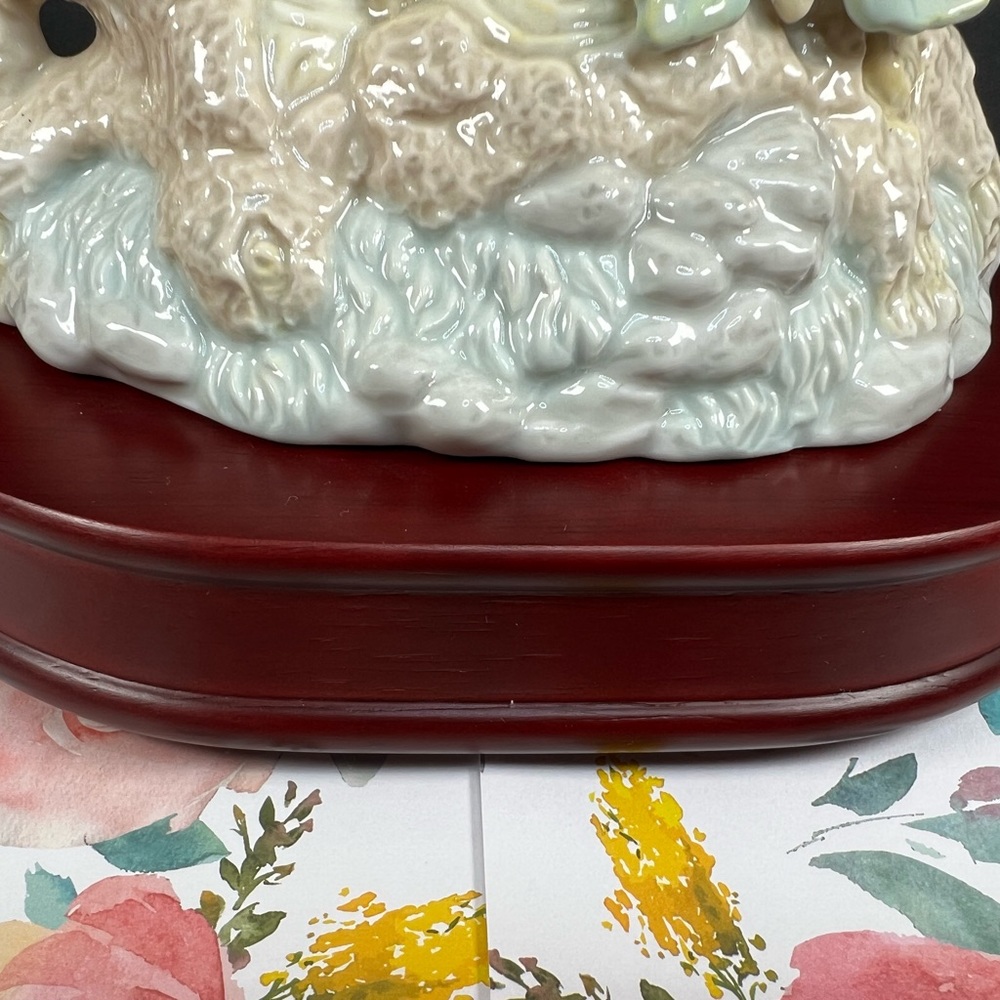 🛑SOLD🛑 Vintage Fluttering HUMMINGBIRDS Ceramic Music Box Plays "Close to you" - Picture 11 of 17